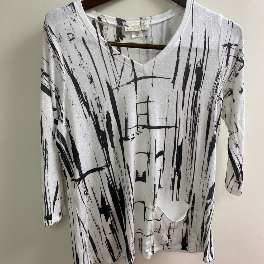 NWOT impulse California from Anthony’s Women's Black & White Abstract V-Neck Top